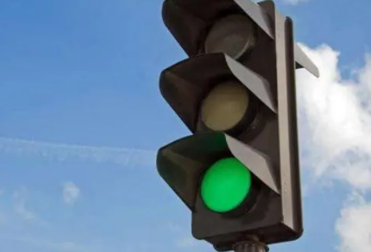 三女子擅自移动信号灯引发交通拥堵：竟是为了方便自己过马路？